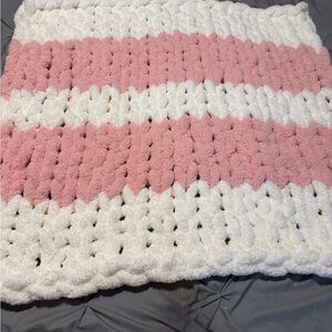Cozy Chunky Knit Throw Blanket in Pink and White